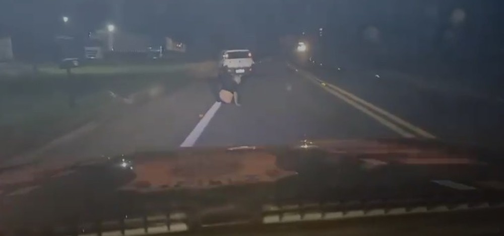 Motorista pula de carro em movimento ao fugir da PRF e é preso com mais de 100 kg de maconha na BR-262