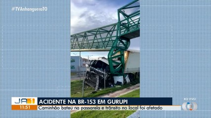 Caminhão atinge passarela na BR-153, em Gurupi
