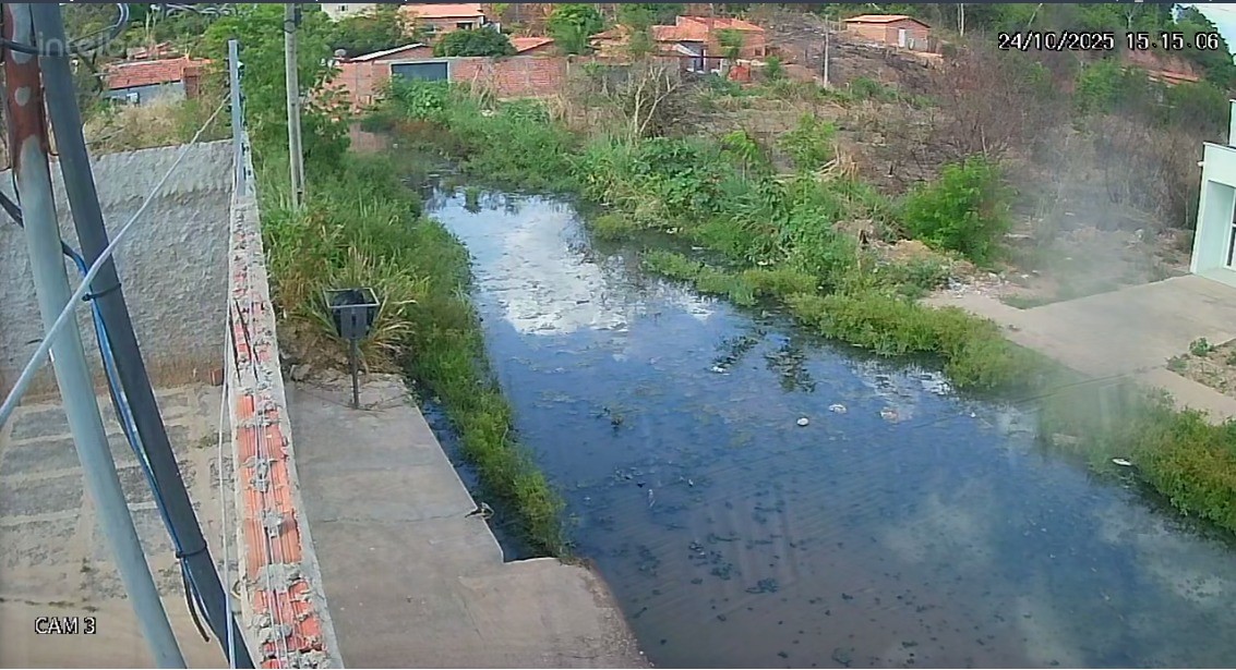 'Rio de esgoto' em rua causa problemas a moradores de Teresina há três anos