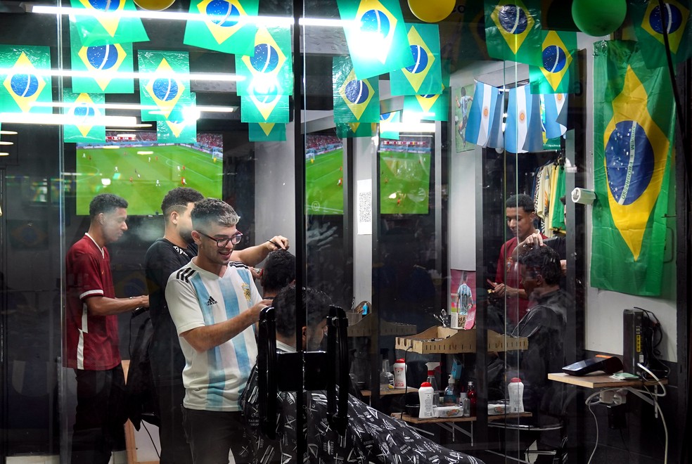 O argentino Gustavo Gagliano , 19 anos, trabalha como barbeiro em Copacabana — Foto: Marcos Serra Lima/g1