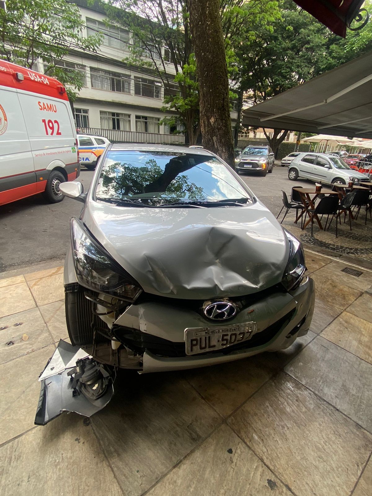 Idoso perde controle de carro e atropela namorada, neta e garçom em restaurante da Savassi