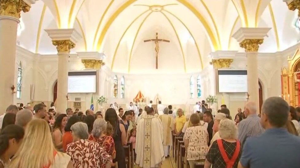 Basílica de São Miguel Arcanjo recebe fiéis no primeiro dia do ano