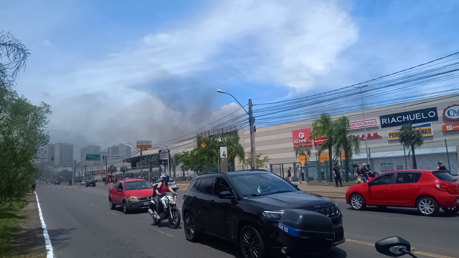 Incêndio de grandes proporções atinge shopping em Canoas; VÍDEO