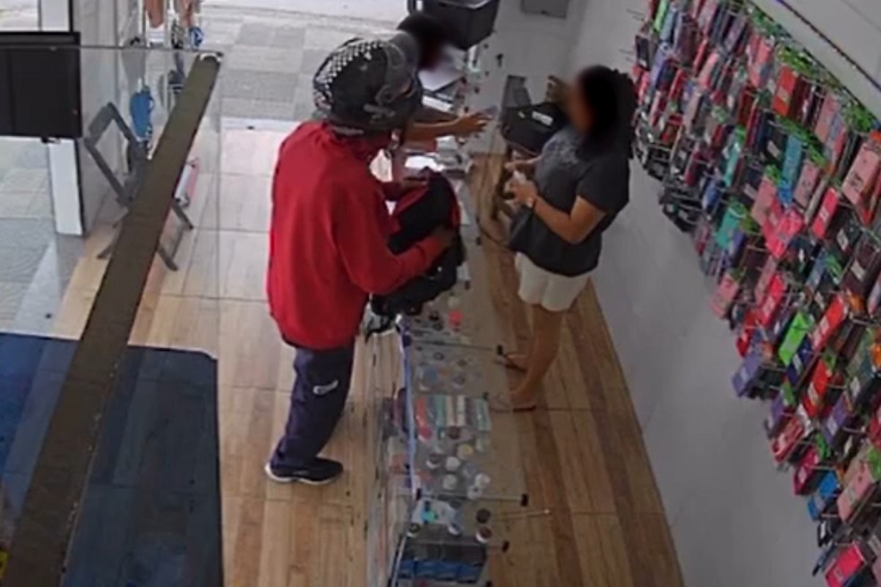 Vendedora reagiu ao perceber que criminoso usava arma falsa, em São Vicente (SP) — Foto: Reprodução