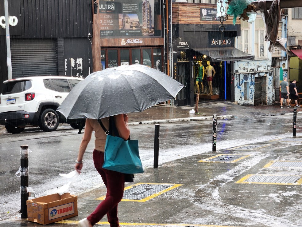 Pedestre enfrenta chuva na rua Frei Caneca, na cidade de SP — Foto: LECO VIANA/THENEWS2/ESTADÃO CONTEÚDO