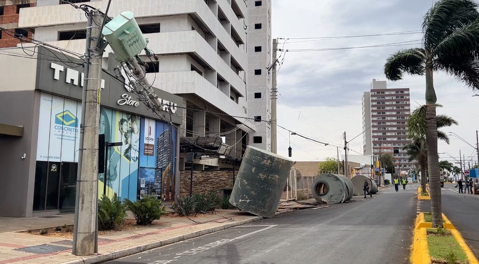 Reservatório de água cai de topo de prédio durante vendaval em Botucatu — Foto: Adriano Baracho/TV TEM