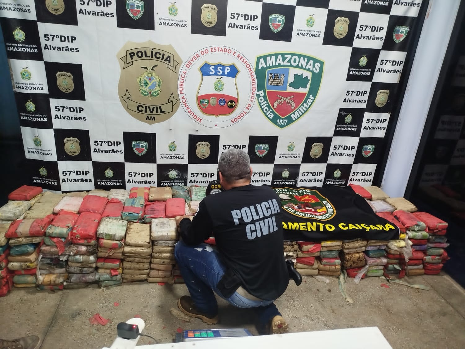 Polícia apreende meia tonelada de drogas enterradas em praia no interior do AM; VÍDEO 