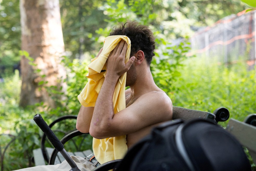 Um homem enxuga o rosto durante uma onda de calor no Brower Skate Park, em Nova York, nos Estados Unidos. — Foto: Reuters