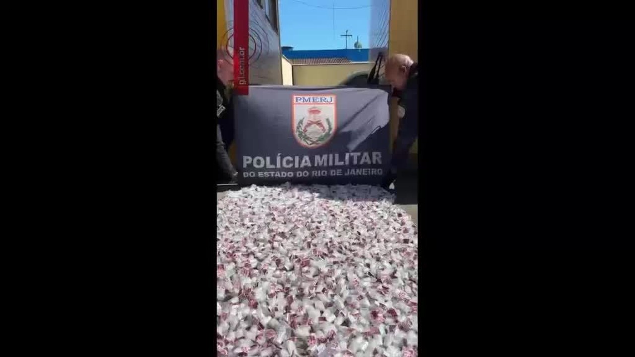 Denúncia anônima leva policiais a esconderijo com 13 kg de cocaína em São Pedro da Aldeia