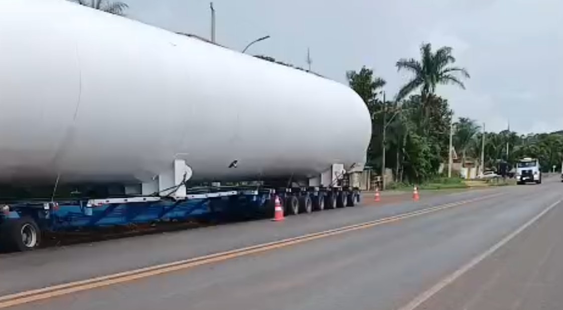 Tanque químico gigante cruza a BR-354 e impacta o trânsito em MG; veja onde