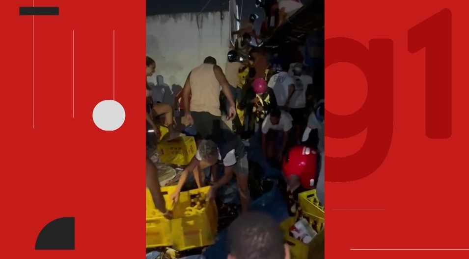 VÍDEO: caminhão de cerveja tomba e é saqueado em bairro de Feira de Santana; tiro e agressões foram registrados