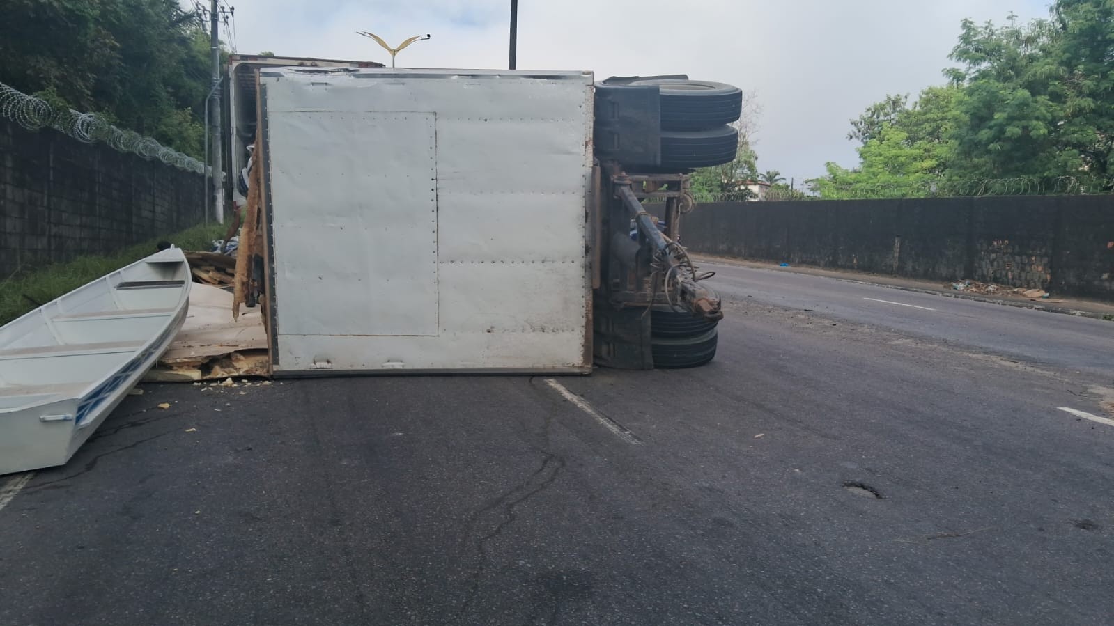 Carreta tomba na Avenida Rodrigo Otávio e afeta trânsito na Zona Sul de Manaus