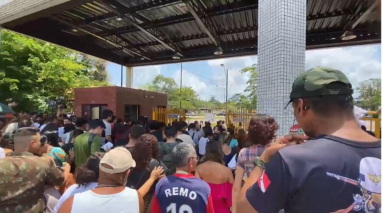 Candidatos chegam cedo à UFPA para a prova do Enem 2023: 'trouxe até marmita. Vi essa dica no Tik Tok'