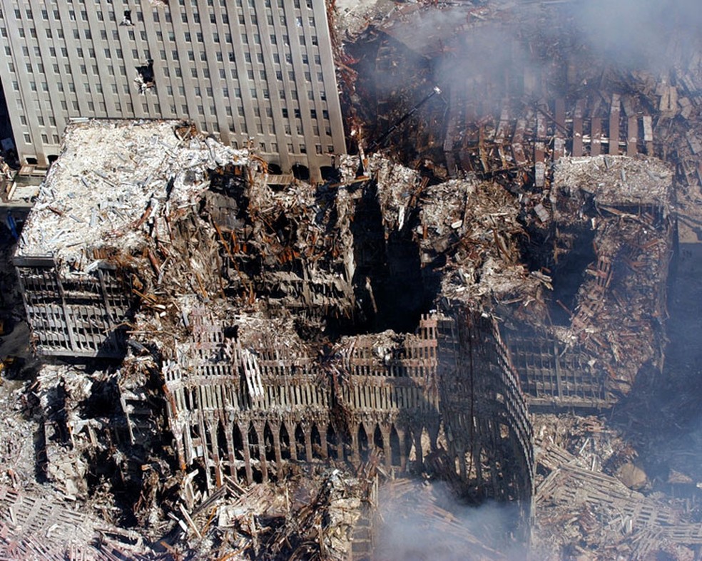 17 de setembro de 2001 - Vista aérea mostra o que sobrou da base de uma das Torres Gêmeas — Foto: The New York Times