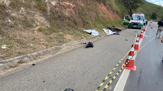Acidente entre moto e caminhonete deixa dois mortos na BR-116, em Ubaporanga