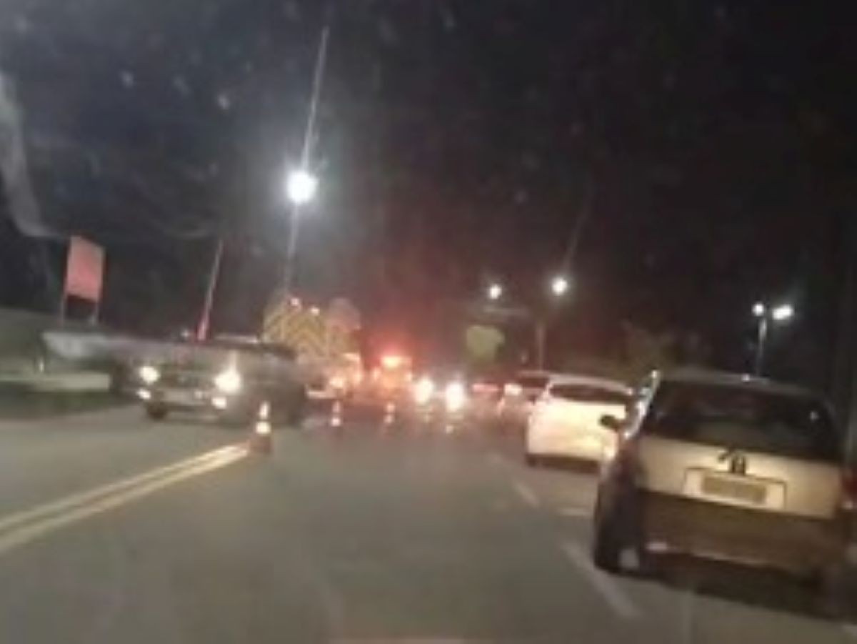 Acidente entre carro e moto deixa pessoa ferida em Volta Redonda