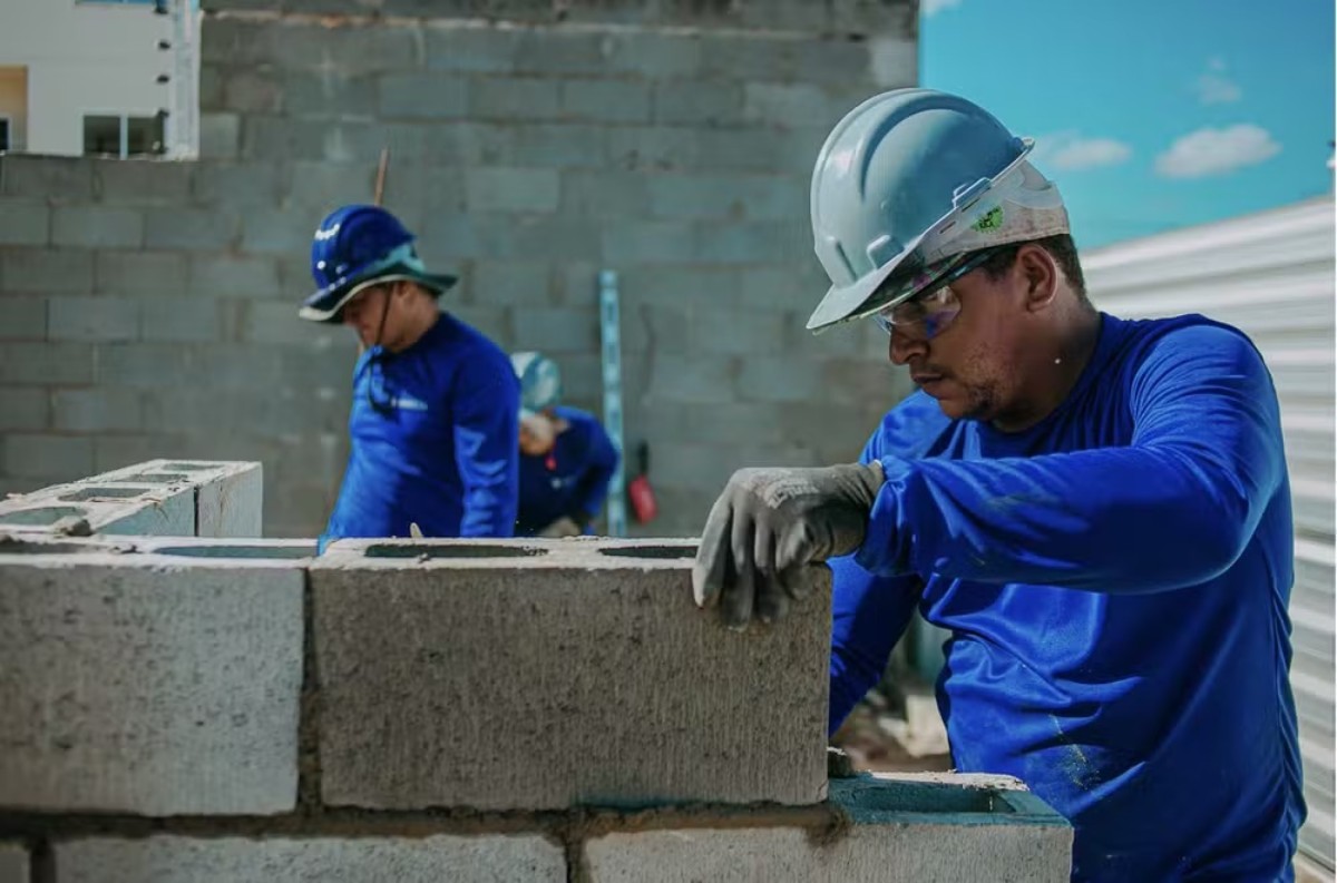 Construtora oferece vagas de emprego para áreas de acabamento e estrutura na Bahia 