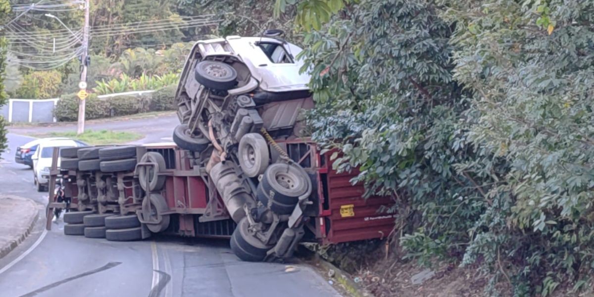 VÍDEO: caminhão carregado com linho tomba e deixa cabine do motorista suspensa em Águas de Lindóia