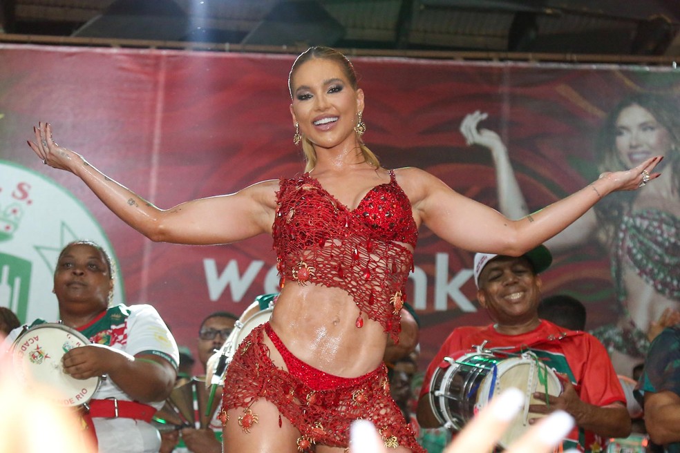 Virginia Fonseca escolheu fantasia vermelha para sambar no ensaio da Grande Rio — Foto: Paulo Tauil/ AgNews