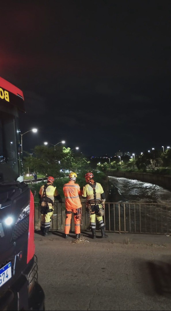 Homem é empurrado para dentro do Rio Arrudas durante possível briga em BH