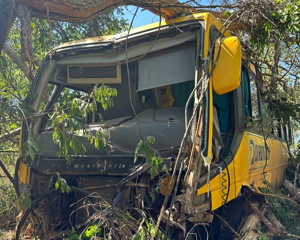 Acidente entre carro e ônibus deixa uma pessoa morta e pelo menos duas feridas na MG-188, entre Paracatu e Unaí  — Foto: PMRv/Divulgação