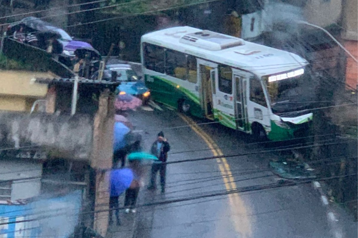 Micro-ônibus de Santos bate em casa durante descida de morro e passageira sofre ferimentos no rosto