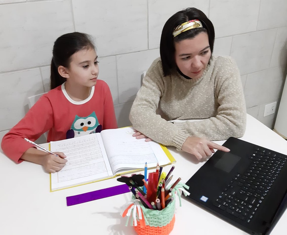 Professores relatam mais trabalho em nova rotina de ensino pela internet durante pandemia | Sul de Minas | G1