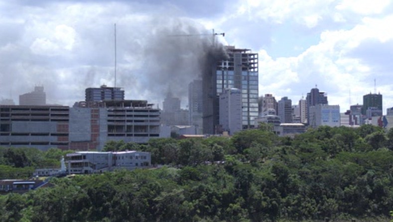 Pneumologista alerta para impactos à saúde causados por fumaça de incêndio em prédio no Paraguai 