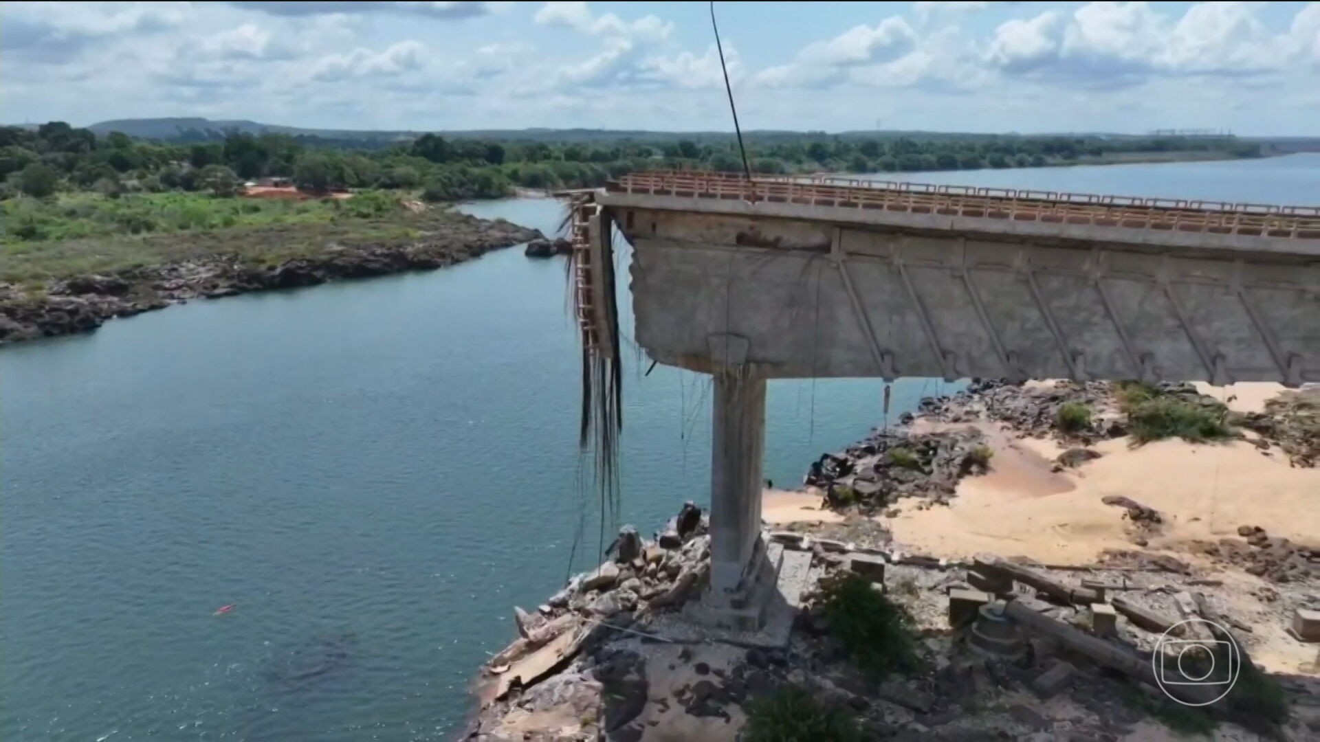 Caminhões com produtos químicos continuam no rio após queda de ponte entre TO e MA; nota orienta sobre risco de contaminação