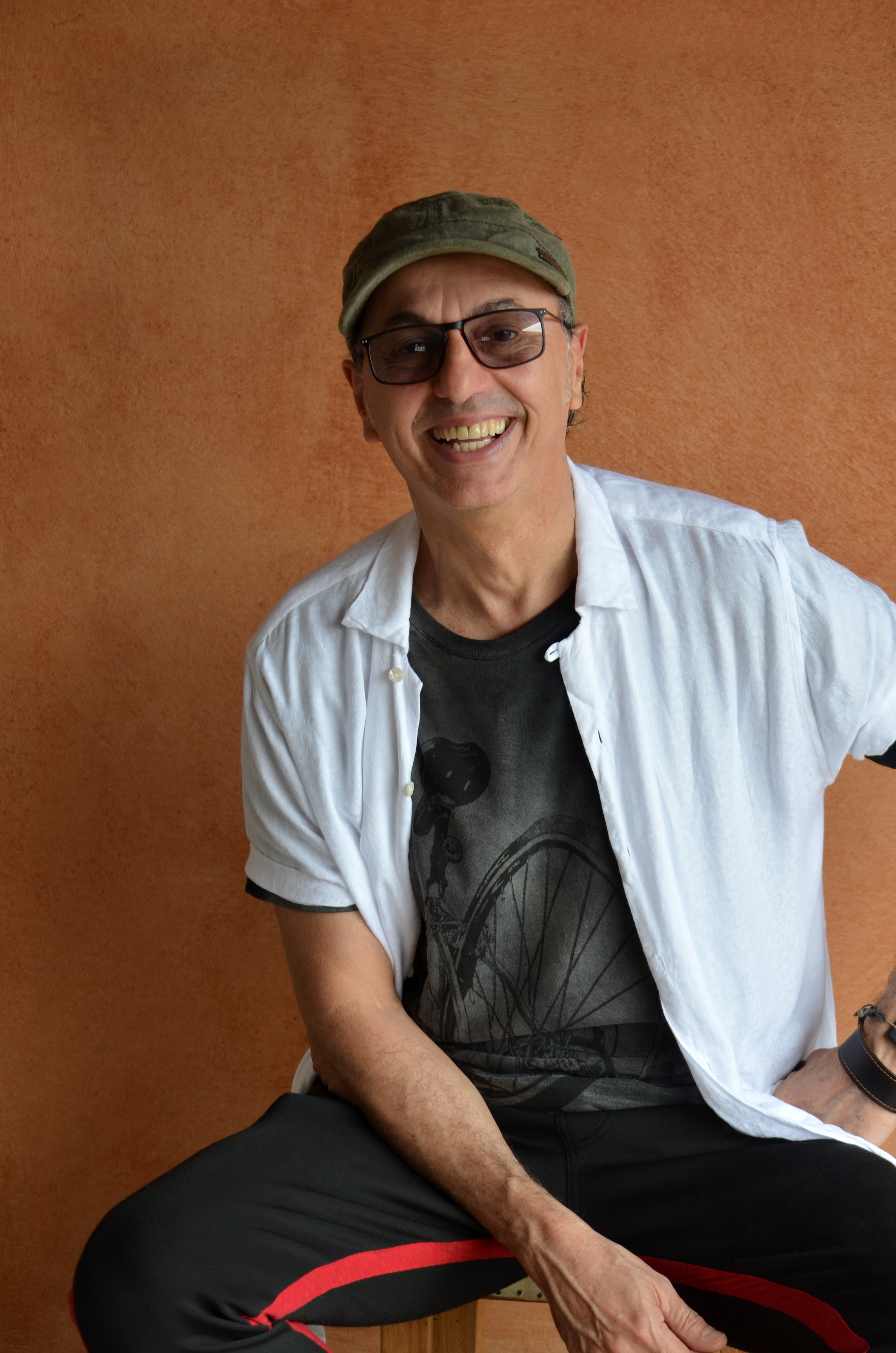 Zeca Baleiro revisita sucessos de mais de três décadas de carreira em show de piano e voz em Belém