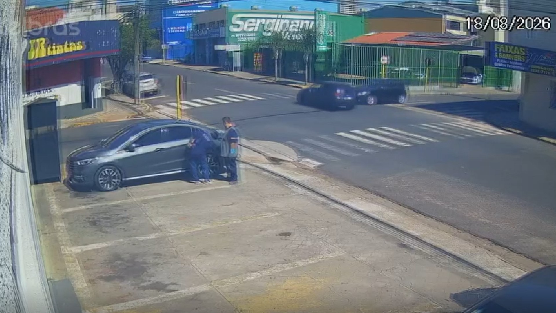 VÍDEO: carro invade loja após batida e motorista 'estaciona' em vaga sem atingir outros veículos em Bauru