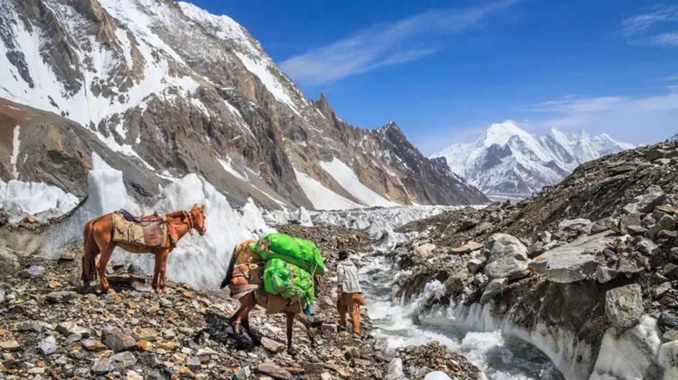As montanhas do Paquistão são muito mais remotas do que as do Nepal — Foto: Getty Images via BBC