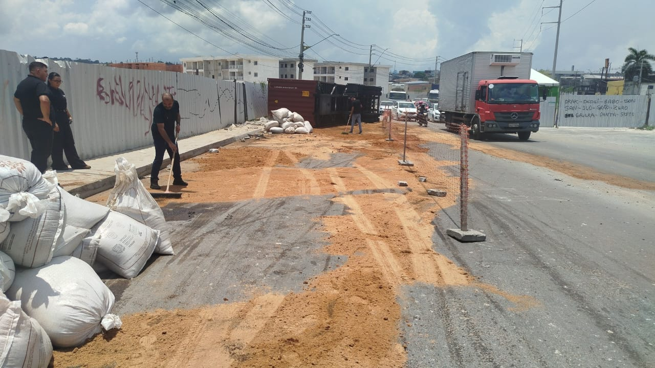 Carreta tomba e derrama óleo na Avenida Autaz Mirim em Manaus