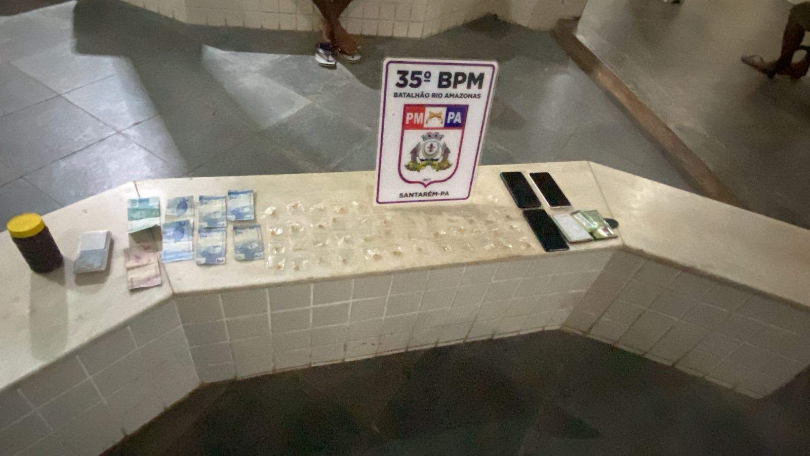Suspeitos de tráfico de drogas são presos em borracharia na comunidade Jacamim, em Santarém