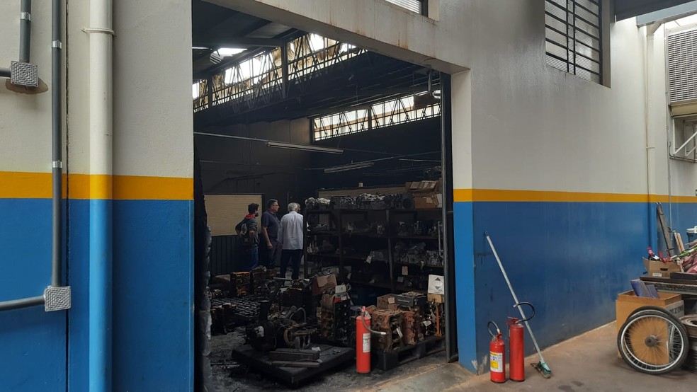 Incêndio atingiu partes da retífica em Jaú — Foto: Anderson Camargo/ TV TEM