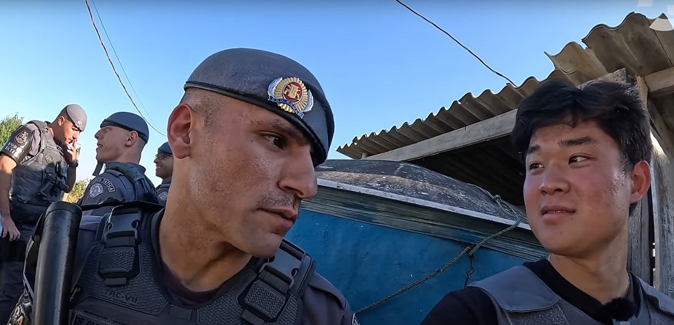 Policial diz ao influenciador que pelotão celebra morte de criminosos com 'cerveja e cigarro' — Foto: Reprodução/YouTube