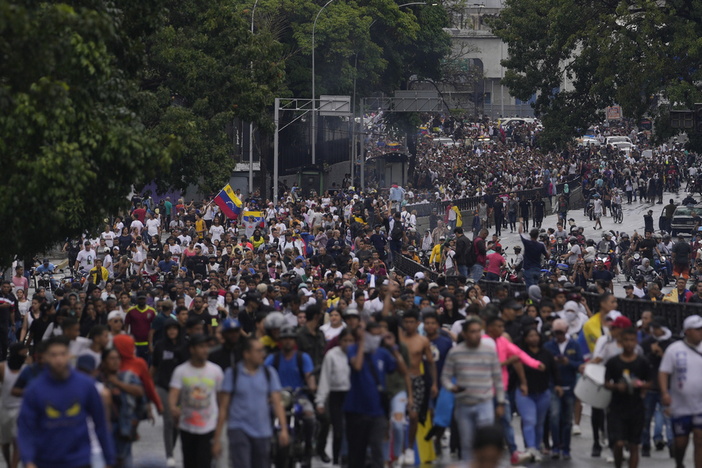 Manifestantes protestam contra Maduro nas ruas de caracas — Foto: Matias Delacroix/AP