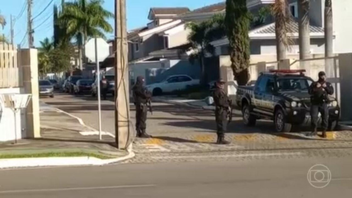 Pf Faz Buscas Na Casa De Bolsonaro E Prende Ex Ajudante Mauro Cid E