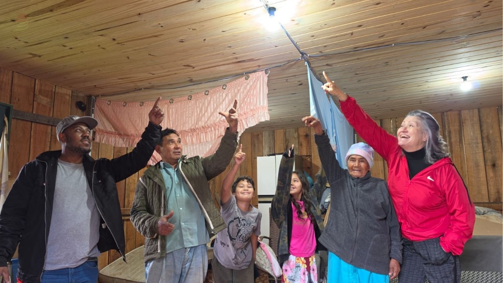 Aos 106 anos, indígena vive pela primeira vez em local com energia elétrica após instalação de poste em aldeia de SC