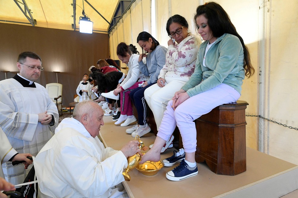 Papa Franciso lava pés de mulheres presas na Itália, em 28 de março de 2024 — Foto: Vatican Media/Via Reuters