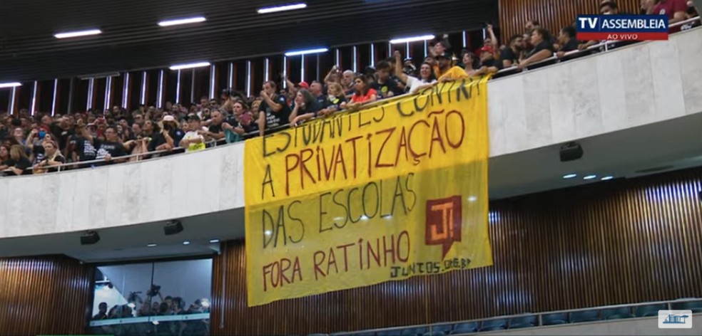 Professores invadem Alep, e sessão é suspensa — Foto: TV Assembleia