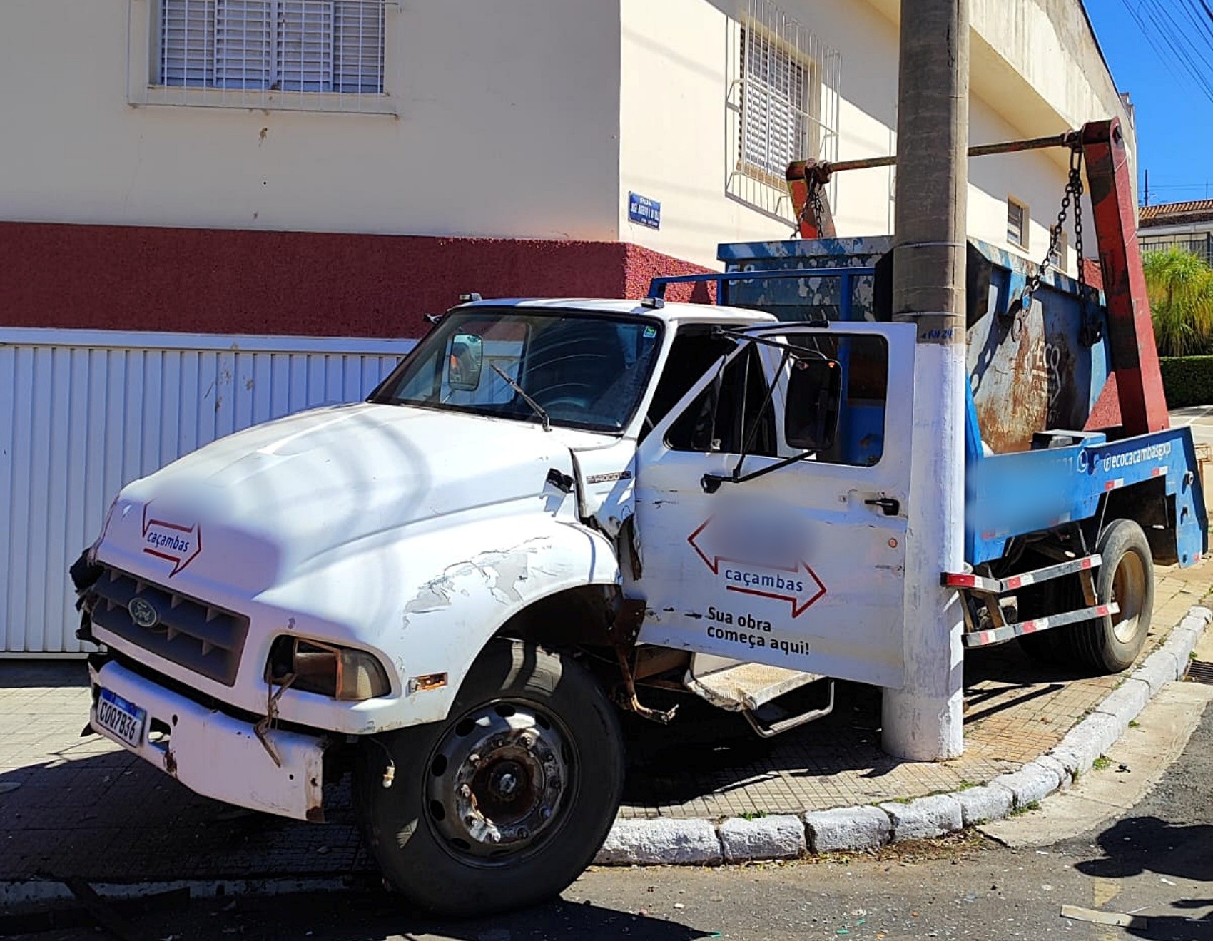 Caminhão desgovernado fica prensado entre poste e casa após descer ladeira sem motorista em MG