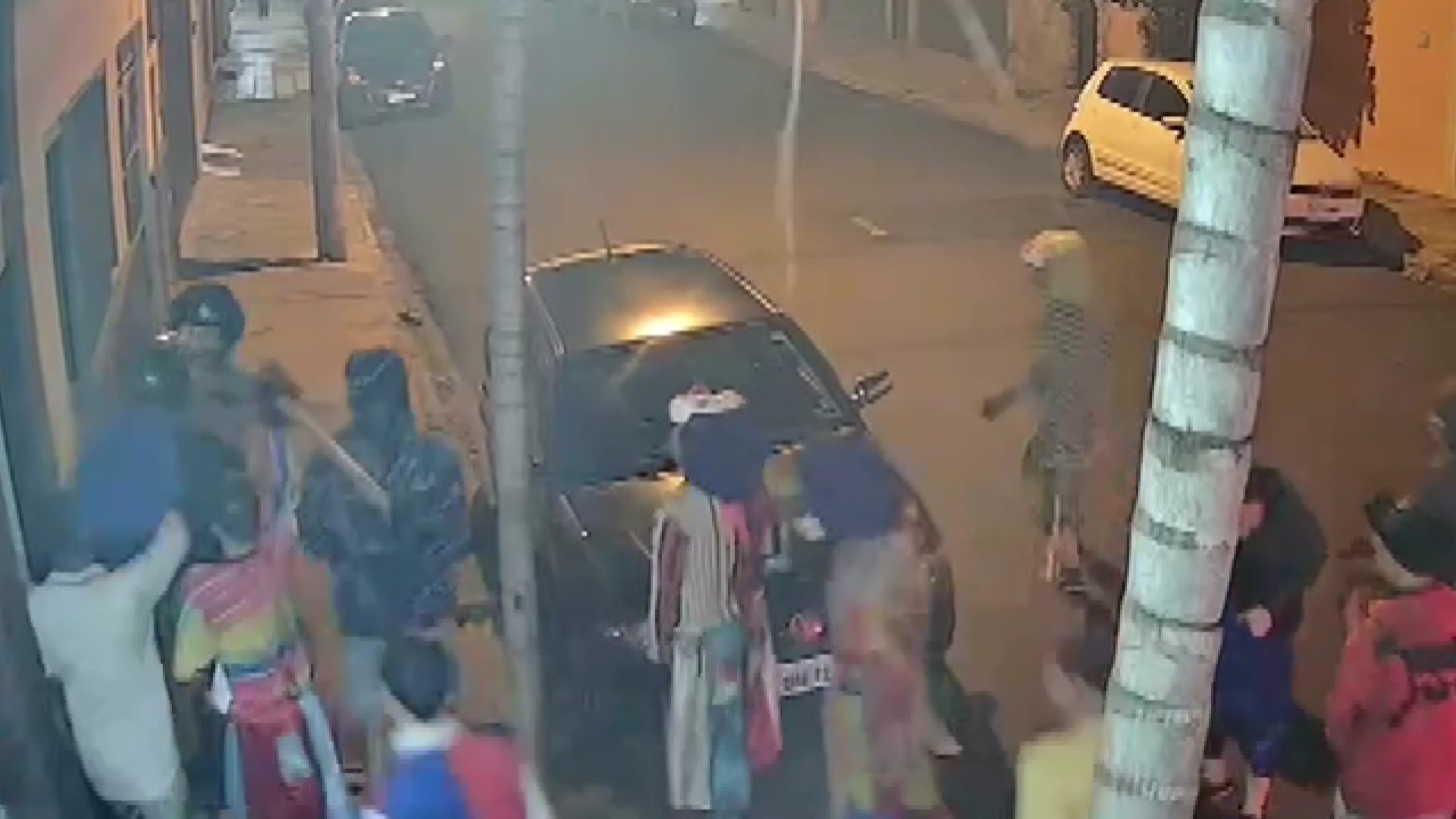 Vídeo mostra jovem sendo agredido a pauladas por grupo fantasiado antes de morrer em Ribeirão Preto