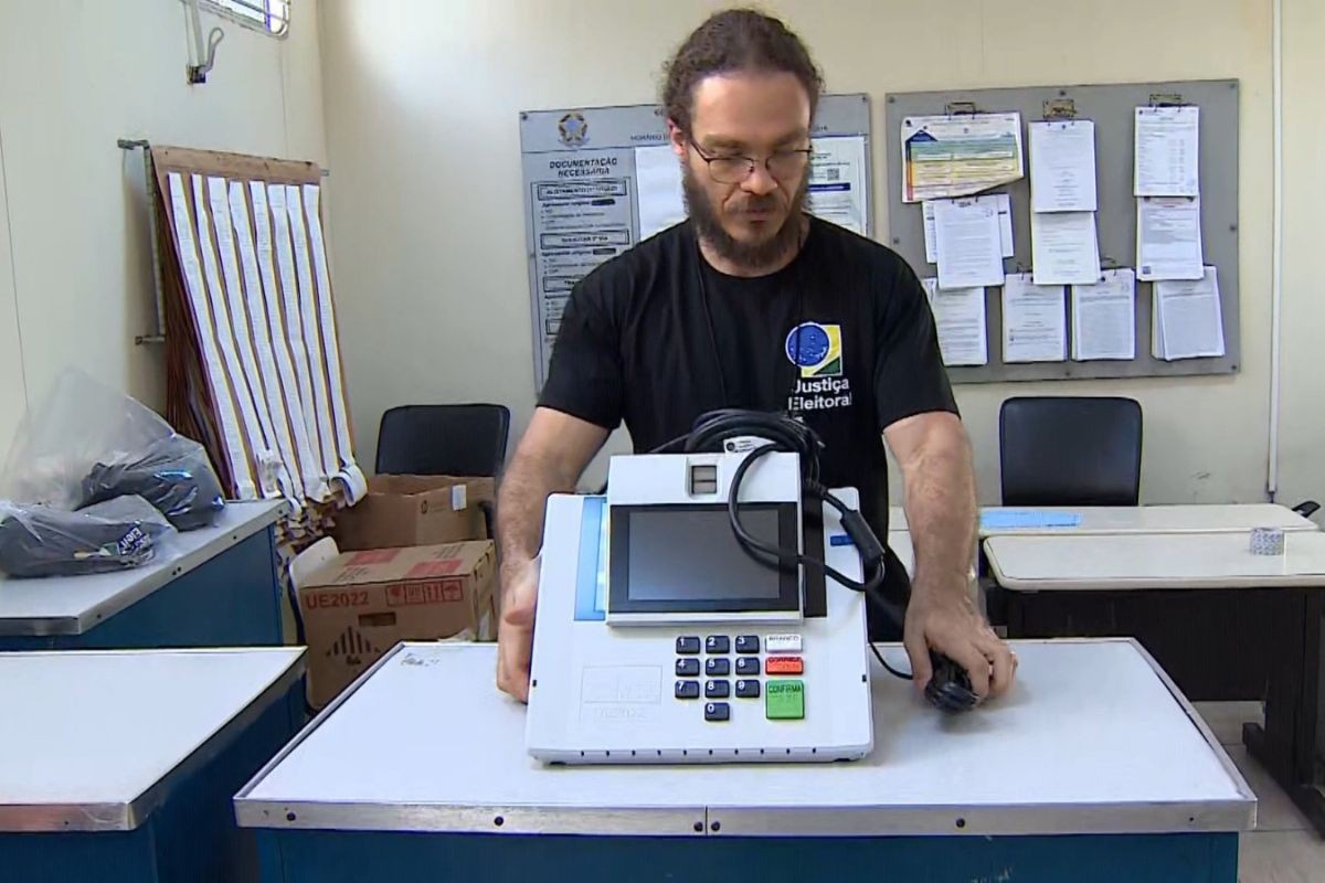 Urnas eletrônicas são preparadas para o segundo turno das Eleições 2026 no Vale do Paraíba e região