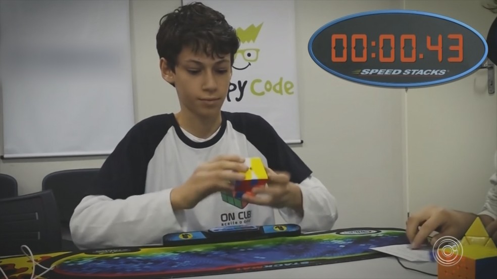 Menino de 9 anos resolve cubo mágico em menos de 5 segundos e quebra  recorde do Guinness. Assista!