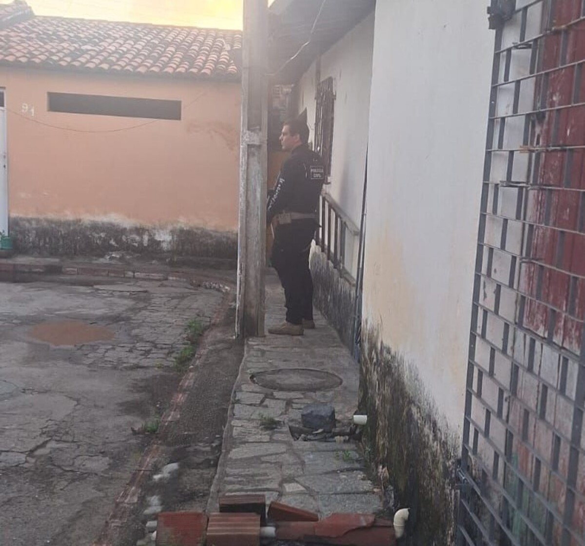 Operação cumpre mais de 70 mandados de prisão contra grupo investigado por tráfico de drogas, em Cabedelo