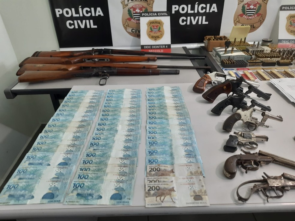 Foram apreendidas armas, munições e dinheiro na operação que investiga desvios na Apae em Bauru — Foto: Anderson Camargo / TV TEM