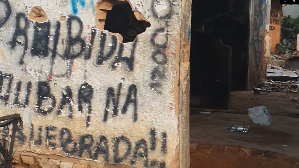 Casa abandonada seria utilizada por suspeitos para venda de drogas em Itajubá (MG), diz polícia — Foto: Divulgação/Polícia Militar