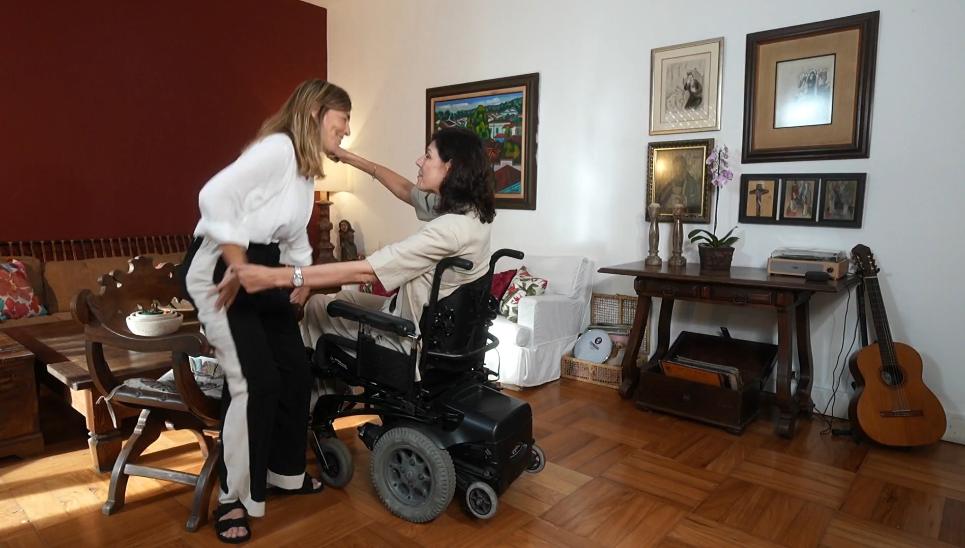 VÍDEO: Repórter Flávia Cintra abraça bióloga Tatiana Sampaio, pesquisadora que lidera estudos sobre a polilaminina 