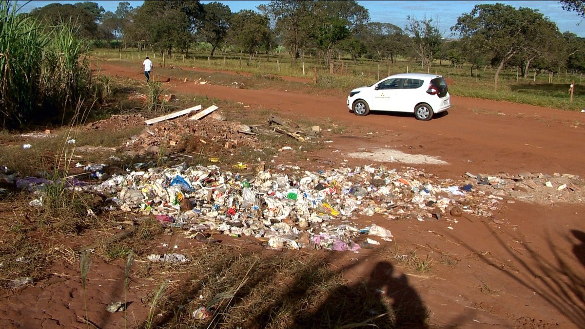 Lixo hospitalar jogado a céu aberto é recolhido próximo ao Bairro Santa Edwirges em Ituiutaba